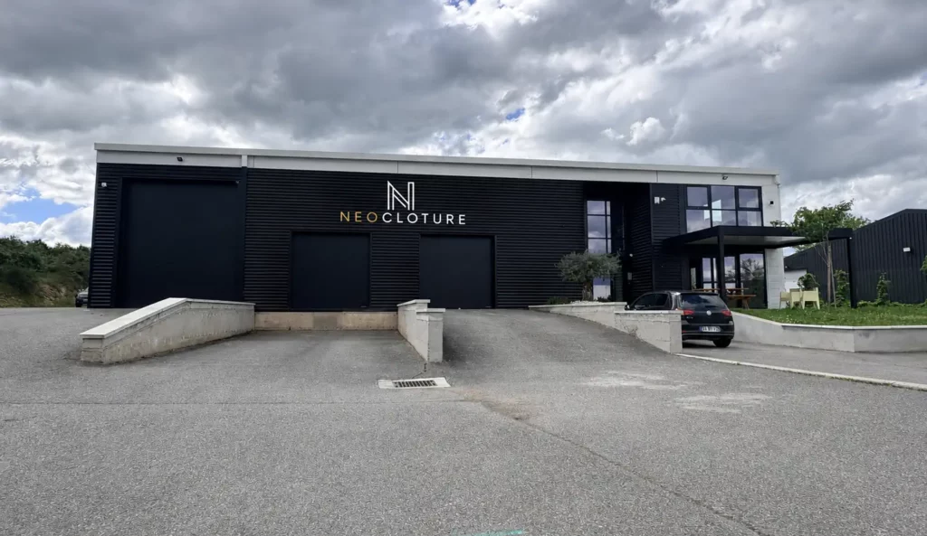 Siège social et showroom NeoCloture : expert en solutions de fermeture industrielle et tertiaire.